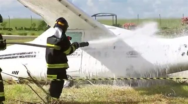 Bombeiros preveniram explosão após acidente envolvendo avião em Araçatuba (SP) (Foto: Reprodução/TV TEM)