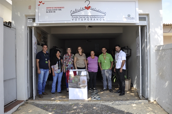 O projeto “Cabide Solidário” disponibiliza uma grande variedade de peças de vestuário, enxoval e calçados para doação (Foto: Prefeitura de Votuporanga)