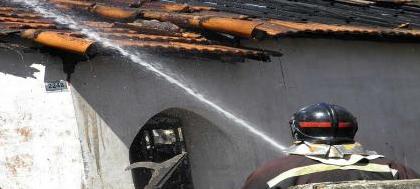 Família tem casa totalmente destruída pelo fogo
