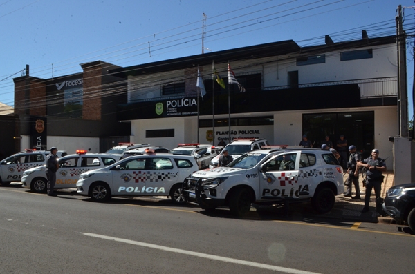 Ação conjunta da Força Tática e equipes de área resultou na prisão de três pessoas e na apreensão de quase 50kg de drogas (Foto: A Cidade/Divulgação)