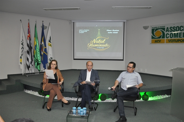 A primeira dama e presidente do FSS, Mônica Pesciotto de Carvalho, o prefeito, João Dado, e o presidente da ACV, Valdeci Merlotti (Foto: Érika Chausson/A Cidade)