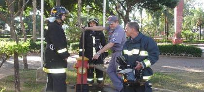 Bombeiros simulam combate ao fogo na São Bento