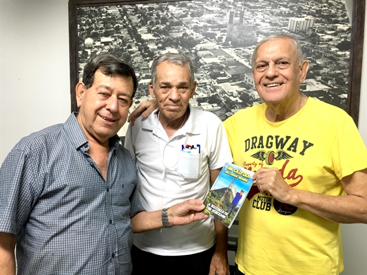De passagem pela redação, o ex-vereador José Pedro de Souza (Jacaré) entrega o seu livro “Um Caipira na Cidade Grande” para a biblioteca do jornal. O ato é acompanhado também pelo ex-vice-prefeito dr. Benedito de Lacerda. (Foto: A Cidade)