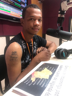 O jovem Rafael Silva recebeu até proposta de emprego e não se arrepende de fazer a tatugem da empresa Frango Rico (A Cidade)