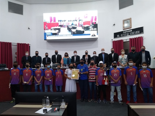 Atletas da escolinha sub-14 de futsal foram homenageados na Câmara e recebidos no gabinete do prefeito Jorge Seba (Foto: Assessoria)