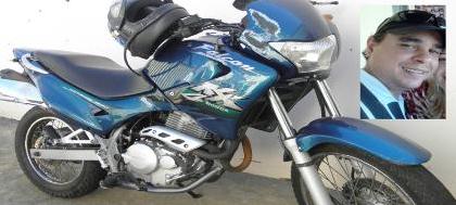 Comerciante morre ao bater moto contra poste