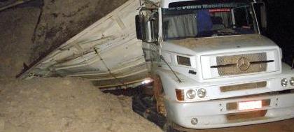 Carga de caminhão canavieiro tomba na rodovia Euclides