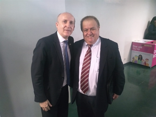 Glademir Aroldi (presidente da CNM) e Liberato Caldeira, presidente da Amop, em recente reunião em Brasília-DF (Foto: Arquivo Pessoal)