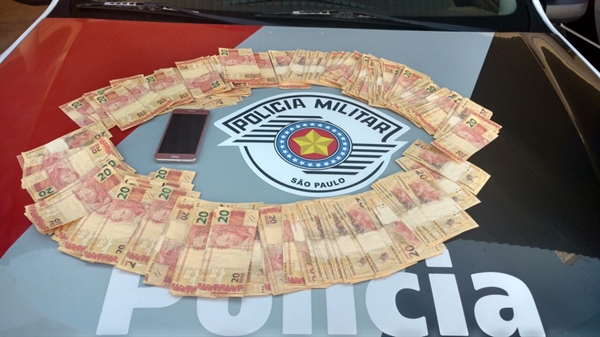 A Polícia Militar apreendeu R$ 10 mil em notas falsas em Fernandópolis  (Foto: Divulgação/Polícia Militar)