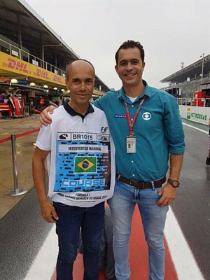 Fernando Oliveira Picerne e o repórter da Rede Globo, Guilherme Pereira; GP de Fórmula 1 ocorre domingo (17) (Foto: Arquivo Pessoal)
