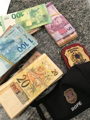 Dinheiro apreendido em operação contra integrantes do MBL em SP (Foto: Reprodução TV Globo)