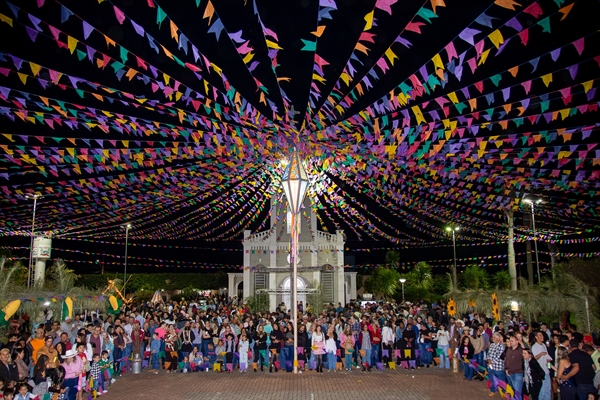 Praça da Matriz se transformou em palco para uma grande celebração que reuniu a comunidade local e moradores da região  (Foto: Prefeitura de Nova Castilho)