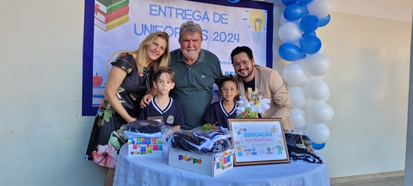 O prefeito Jorge Seba acompanhado do secretário da Educação, Marcelo Batista, e da primeira-dama Rose Seba, fez a entrega (Foto: Prefeitura de Votuporanga)