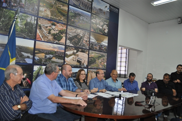 Na presença de autoridades locais, o prefeito João Dado assinou acordo para início de novas obras em Votuporanga (Foto: Érika Chausson/A Cidade)