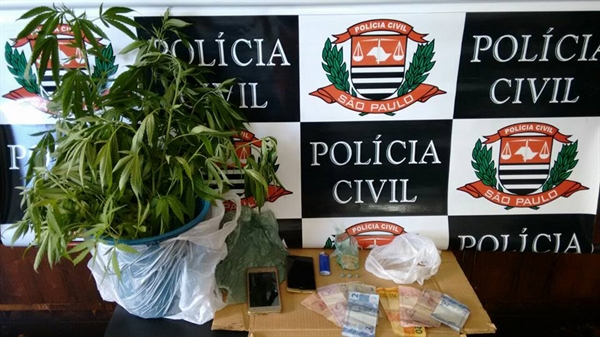 Com elas os policiais encontraram maconha e crack, além de certa quantia em dinheiro (Foto: Divulgação/Polícia Civil)