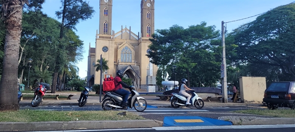 Votuporanguenses deixam empregos CLT, viram motoboys e faturam R$ 15 mil por mês