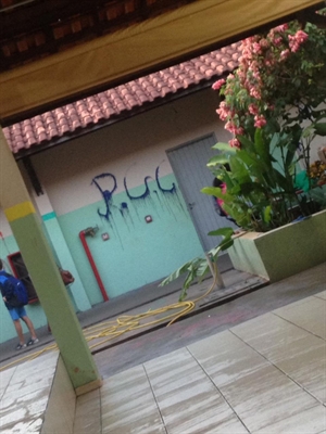 Suspeitos invadiram escola e picharam as paredes em Castilho — Foto: Paparazzi News/Divulgação