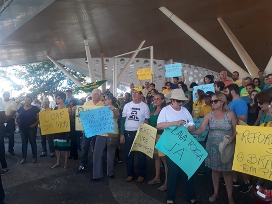 Em Votuporanga a manifestação ocorreu na Concha Acústica Professor Geraldo Alves Machado (Foto: A Cidade)