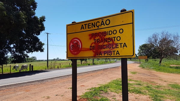 Em seu gabinete, o prefeito João Dado falou sobre o trânsito na Estrada do 27 (Foto: Divulgação/Prefeitura de Votuporanga)