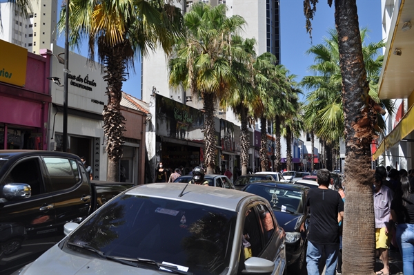 Com lojas abertas por conta do decreto municipal, ruas do centro da cidade ficaram lotadas na manhã de sábado (9) (foto: A Cidade)