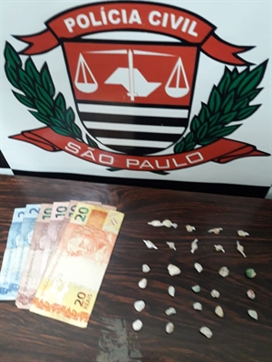 As autoridades localizaram 28 porções de cocaína e uma quantia em dinheiro proveniente do tráfico (Foto: Divulgação/DISE)