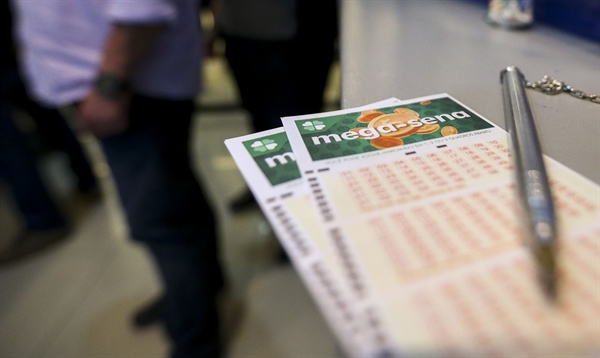 A Loteria Federal é uma modalidade em que o apostador escolhe o bilhete exposto na casa lotérica ou adquire com um ambulante lotérico credenciado (Foto: Marcelo Camargo/Agência Brasil)