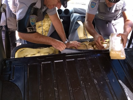 Tabletes de maconha foram encontrados durante fiscalização em rodovia de Castilho (Foto: Polícia Rodoviária/Divulgação)