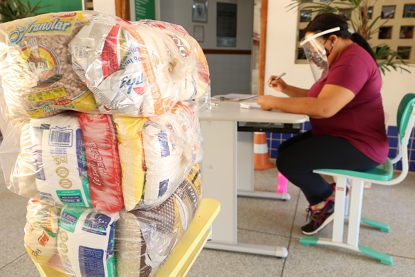 Neste ano, de fevereiro a abril, mais de 22 kits de alimentos foram entregues os alunos das escolas municipais (Foto: Prefeitura de Votuporanga)