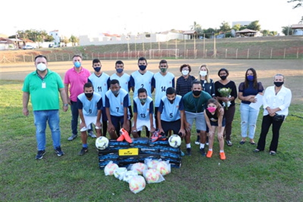 Além das bolas e uniformes, foram entregues chuteiras adquiridas pela Secretaria de Esportes e Lazer (Foto: Prefeitura de Votuporanga)