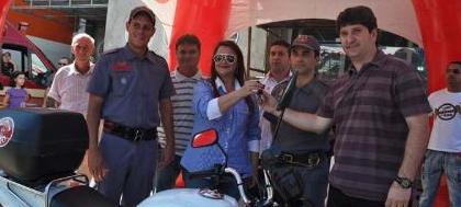 Concessionária doa motocicleta para Bombeiros