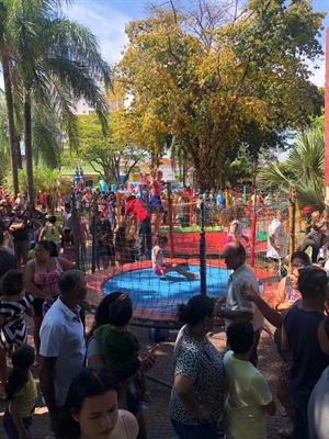 Desde às 9h até às 13h, a diversão ficou por conta de brinquedos infláveis, pula-pula, carreta da alegria e outros (Foto: A Cidade)