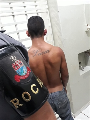 O crime foi registrado na rua Iguaçu, bairro Vila Marin, na noite desta sexta-feira (20); um dos ladrões foi preso pela equipe da ROCAM  (Foto: Divulgação/Polícia Militar)