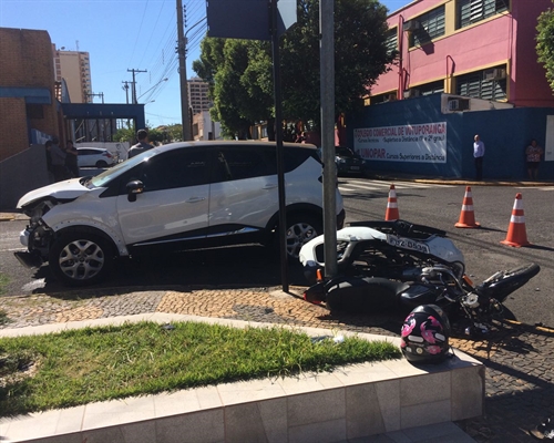 Acidente arranca para-choque de carro e deixa motociclista ferida no Centro de Votuporanga (Foto: Aline Ruiz/A Cidade)