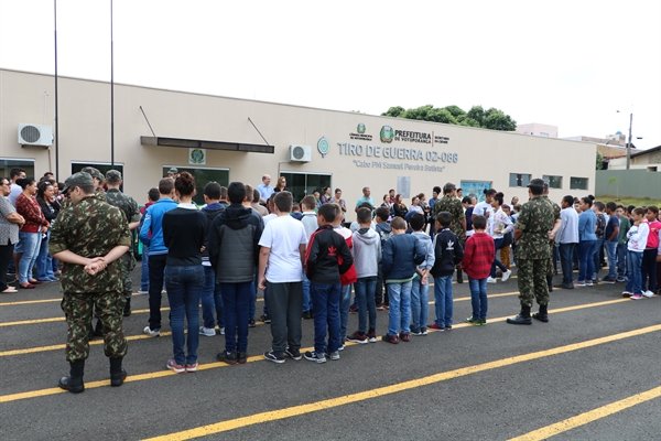 No total, 80 crianças entre 8 e 12 anos participam do projeto promovido em parceria com o Fundo Social (Foto: Prefeitura de Votuporanga)