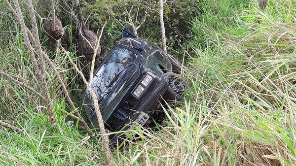 Carro sai da pista e cai em ribanceira na SP-461