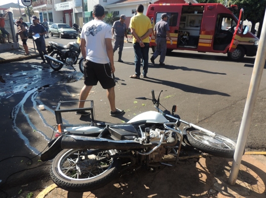 Colisão de motocicletas deixa duas pessoas feridas na rua Bahia