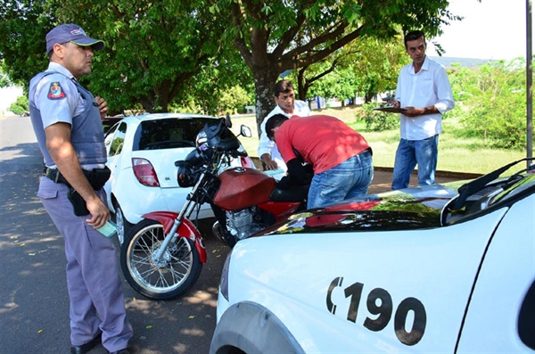Polícia Militar e Prefeitura fazem blitz contra mototáxis clandestinos