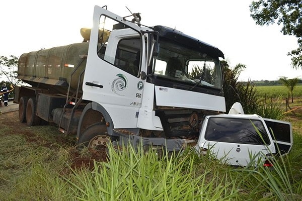 Com o impacto da batida uma pessoa morreu (Foto: Divulgação)