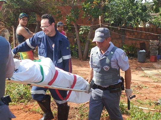 Homem é agredido após invadir casa e usar criança como escudo