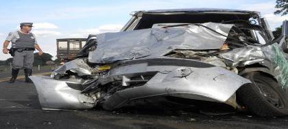 Um morre e três ficam feridos em violenta colisão