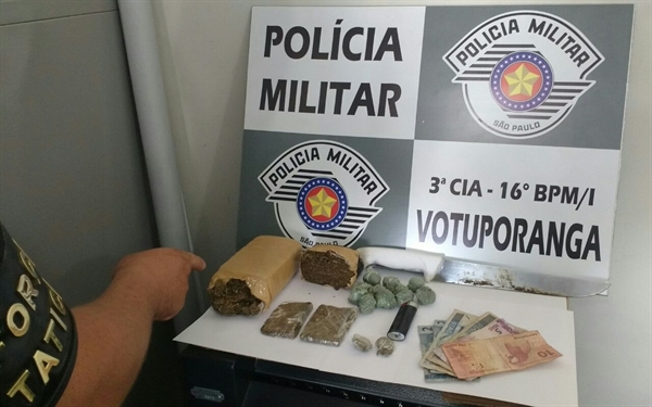 Na edícula abandonada os policiais apreenderam um total de 0,568 kg de maconha  (Foto: Divulgação/Polícia Militar)