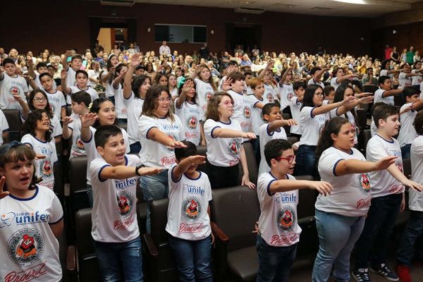 O evento, realizado no Centro de Convenções Jornalista Nelson Camargo, contou com a presença dos estudantes, seus familiares e professores (Foto: Unifev)