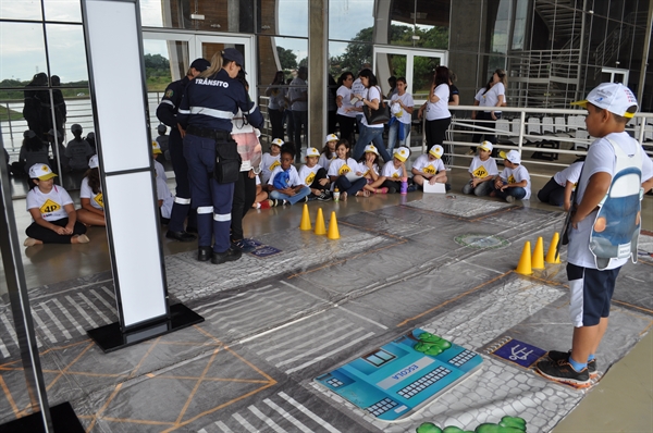 Os alunos participaram de uma atividade na ‘Transitolândia’, que é uma plataforma onde simula as vias e sinais do trânsito (Foto: Érika Chausson/A Cidade)