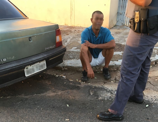 Um homem de 44 anos, L.C., foi preso pelo crime de estelionato na última segunda-feira (11), em Nhandeara (Foto: Divulgação/Polícia Militar)