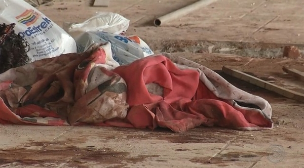 Pertences do morador de rua que foram encontrados na obra em Andradina (Foto: Reprodução/TV TEM)