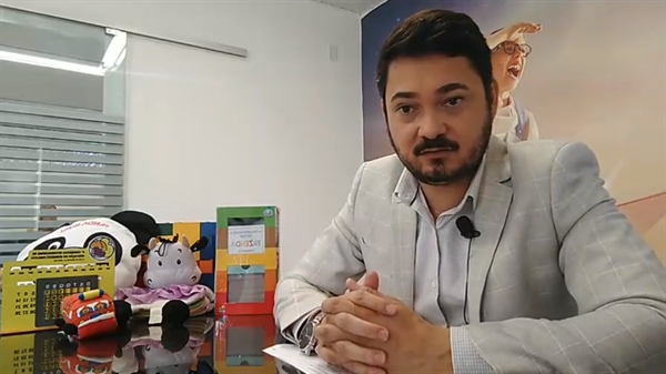 Ederson Marcelo Batista, coordenador executivo do ADE Noroeste Paulista e secretário da Educação de Votuporanga, durante a transmissão da live (Foto: Reprodução/Facebook)