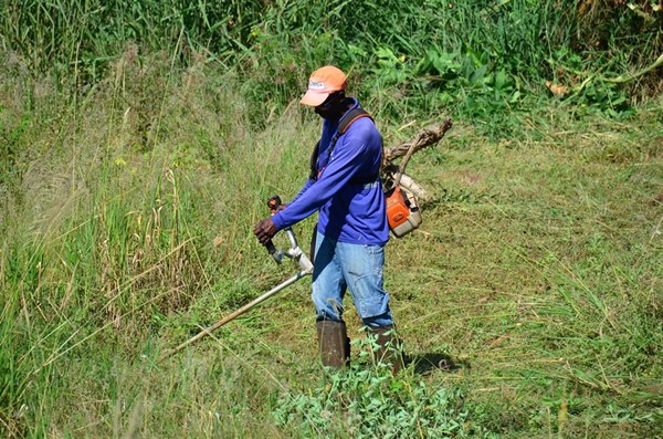 Caso a fiscalização da Prefeitura constate irregularidades no terreno, a Administração irá providenciar a limpeza, cobrar pelo serviço e aplicar a multa ao proprietário (Foto: Prefeitura de Votuporanga)