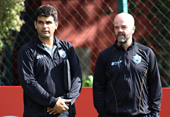 Rainer Oliveira, auxiliar técnico, e o treinador da Votuporanguense, Rogério Mancini (Foto:  Rafael Bento/CAV)