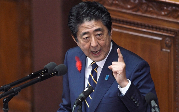 Shinzo Abe falando ao Parlamento em 2019 (Foto: AP Photo/Eugene Hoshiko)