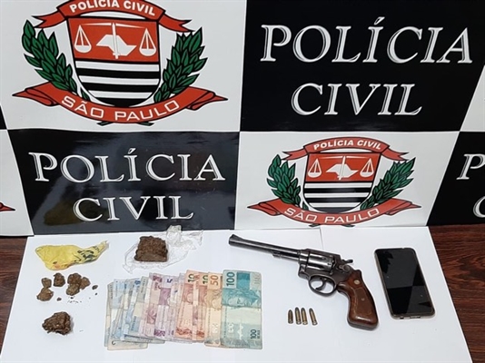 Os policiais encontraram algumas porções de maconha, dinheiro, munições e um revólver calibre 38  (Foto: Divulgação/Dise)